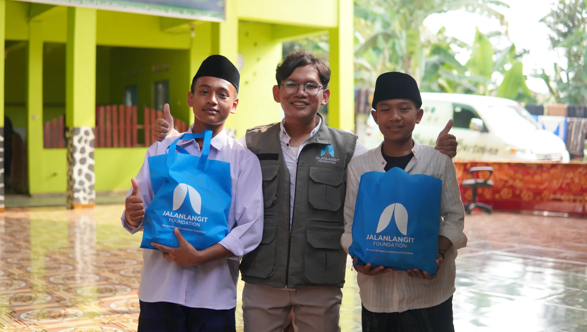 Kolaborasi hangat relawan bersama santri penerima paket kebaikan Jalan Langit Foundation