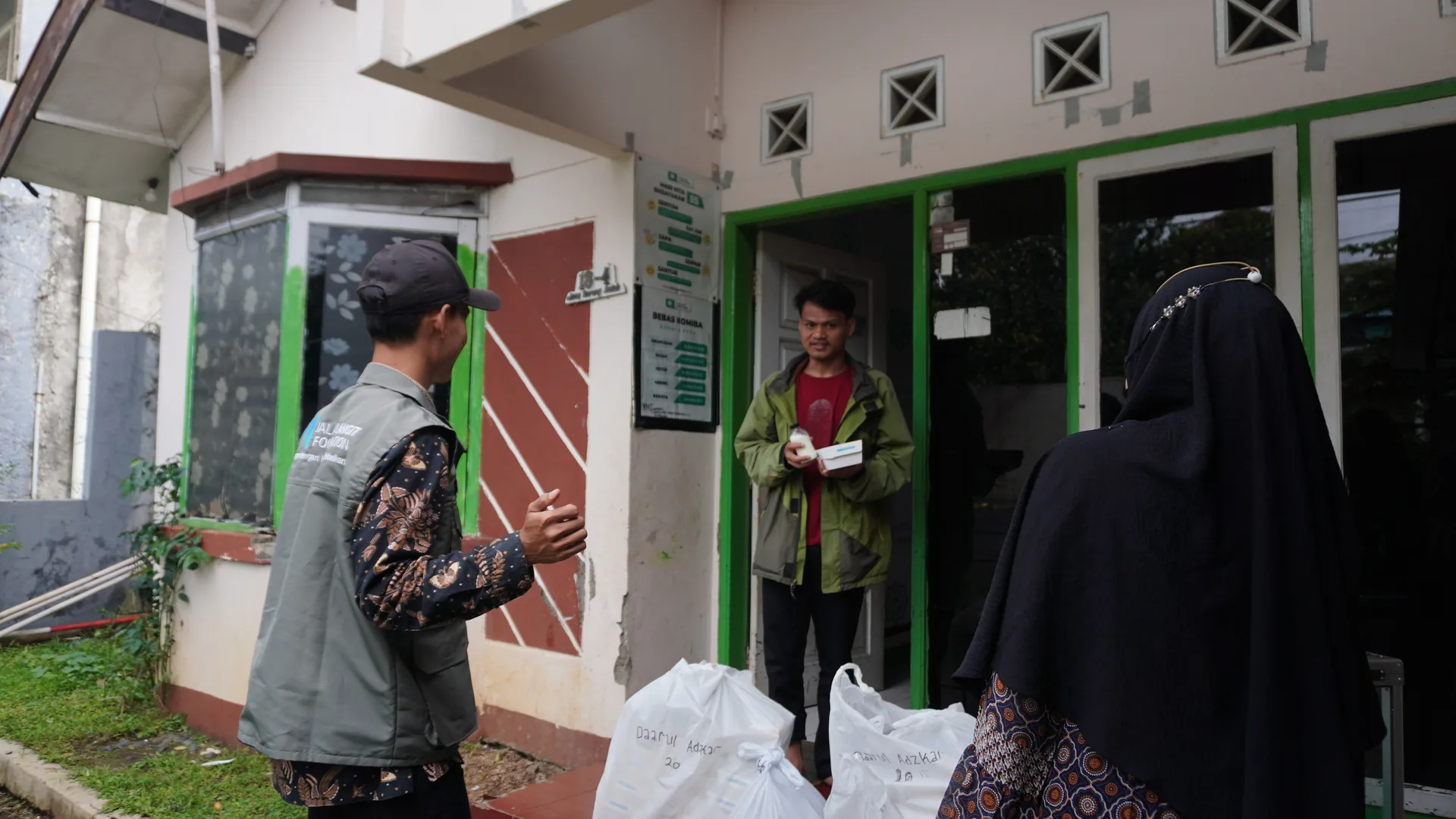 Relawan JLF mengantarkan paket pangan Langit Box